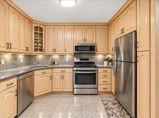 24-25 43rd St #2F, Astoria, NY 11103