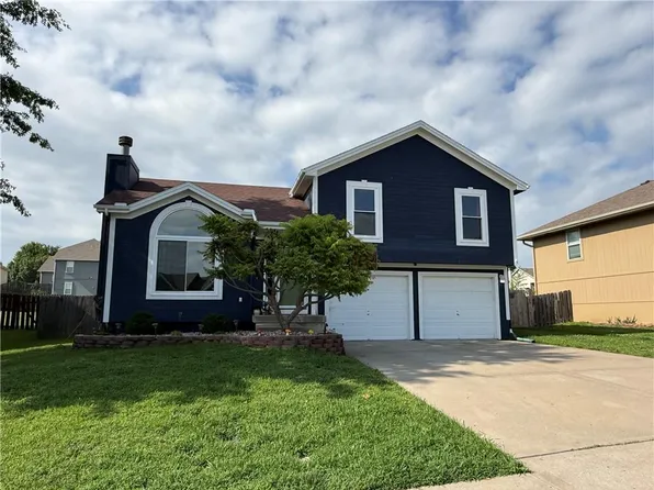 104 Spinnaker Dr, Smithville, MO 64089