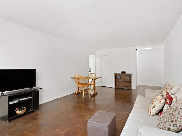 225 East 36th Street image 2 of 5