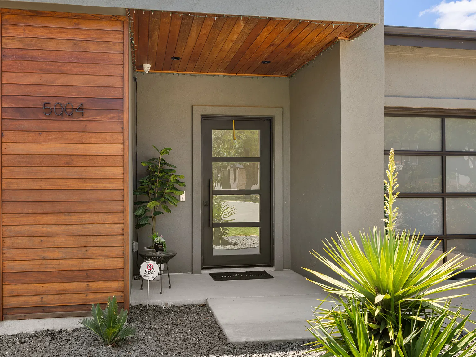 Spacious Home in Highland Park! — Photo 4