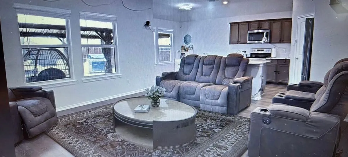 3 bed, 2.0 bath, 1294 sqft, $2,100 — Photo 3