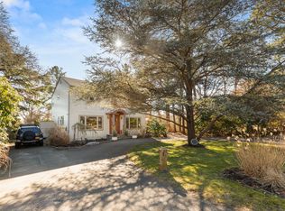12 Huckleberry Ln E, Hampton Bays, NY 11946
