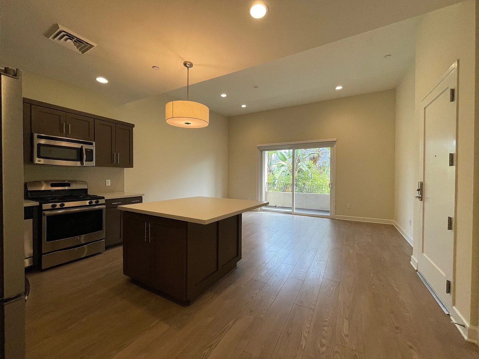1 bed, 900 sqft, $3,000 — Photo 4
