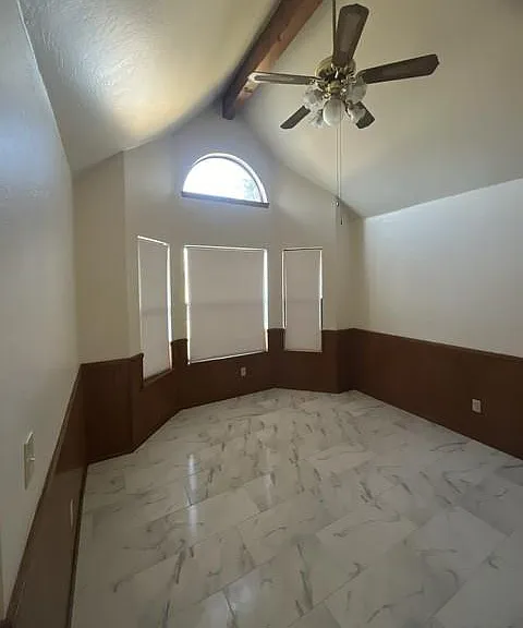 2122 N Clark Ct — Photo 9