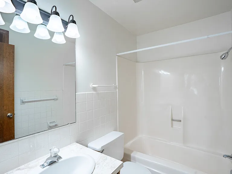 Fargo, ND Betty Ann Apartments | Bathroom