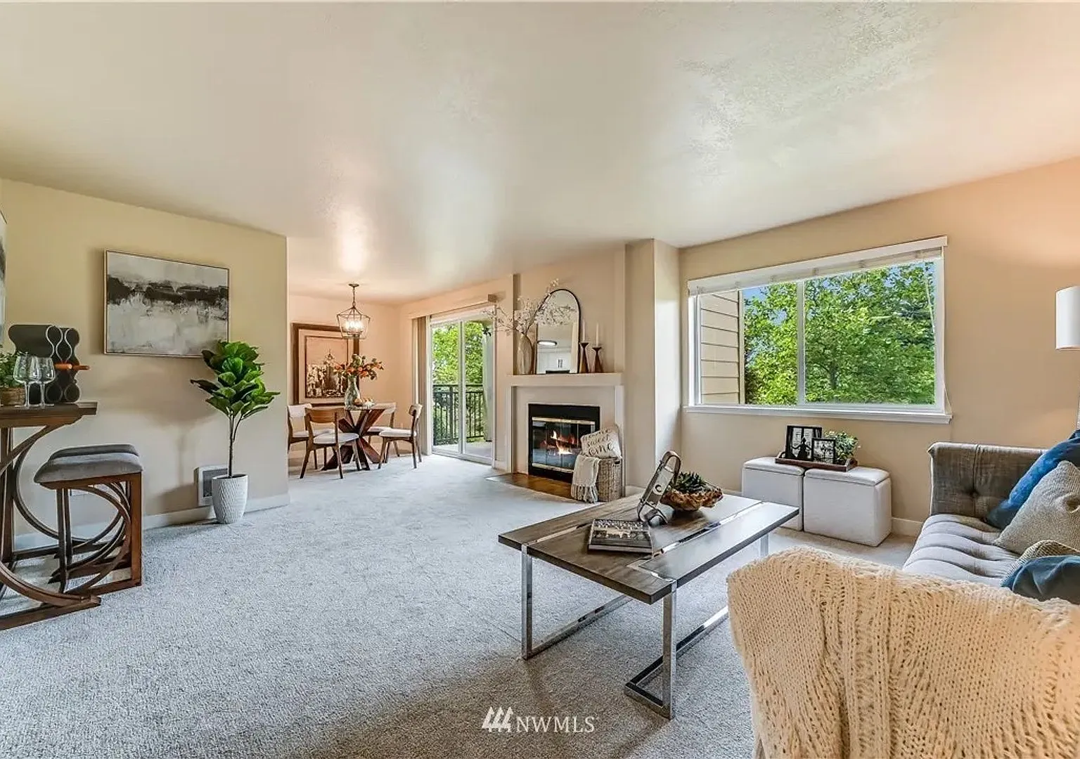 Bellevue - Spacious 2 Bedroom / 2 Bath Corner Condo Unit C1 **Pool and Gym — Photo 3
