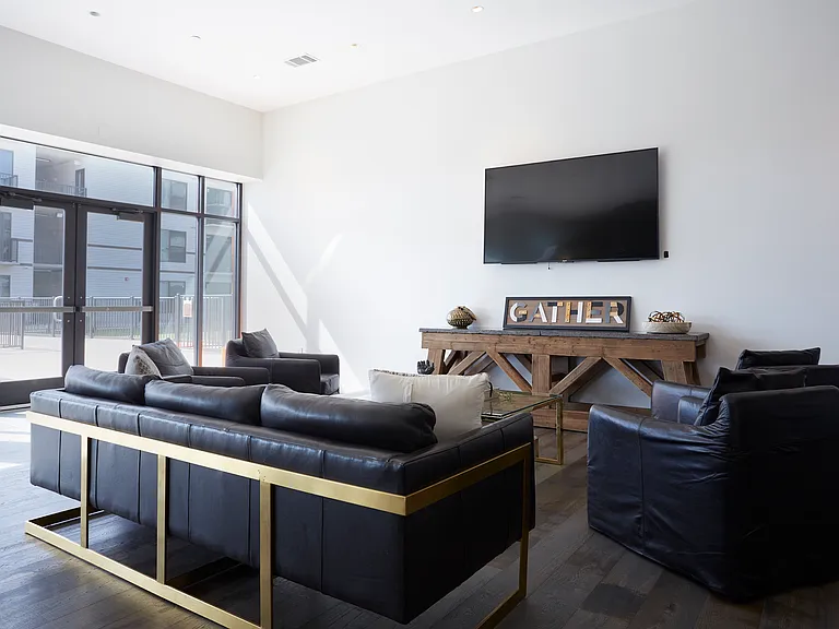 Mid Main — Photo 16