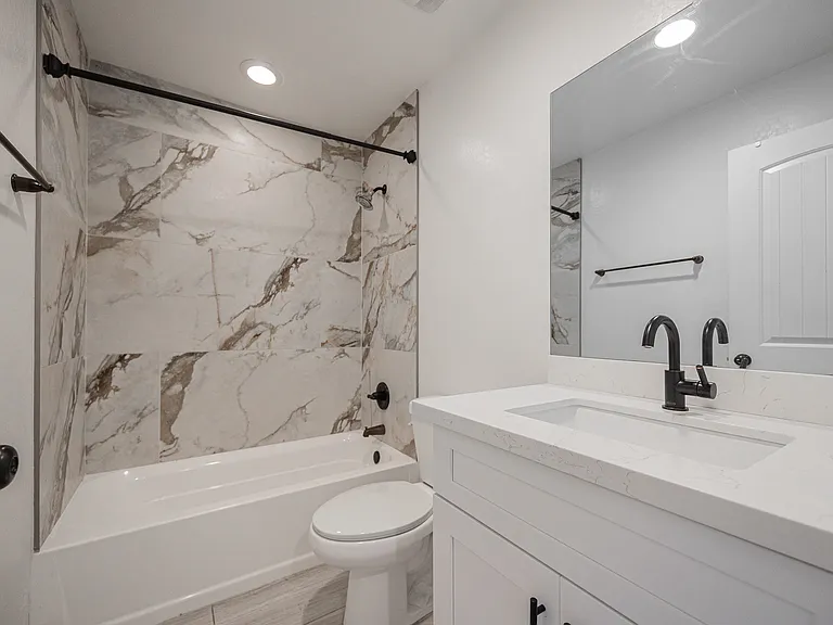 2547 E Illini St — Photo 20