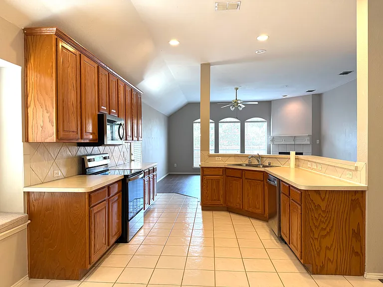 2075 Garden Crest Dr — Photo 7