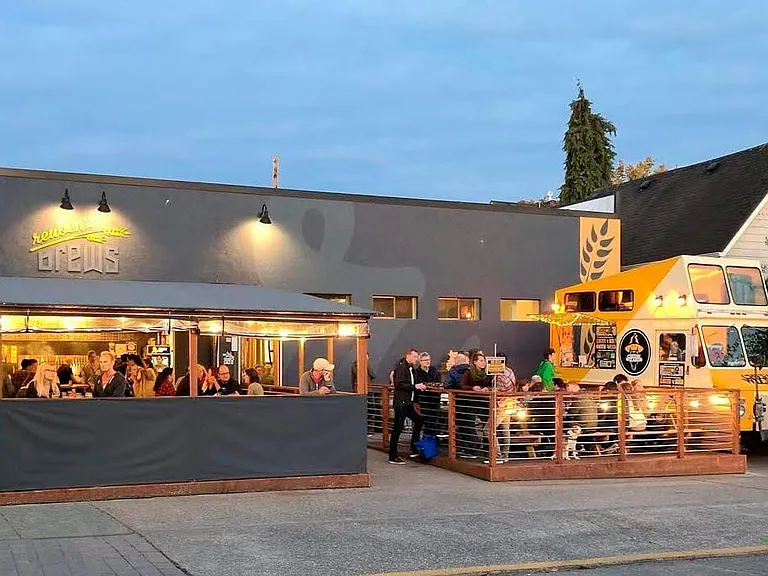 Many restaurants, breweries and grocery shopping within easy walking distance.
