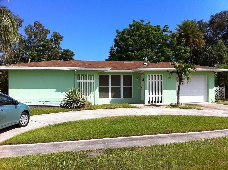 1st image of 313 NE Floresta Drive