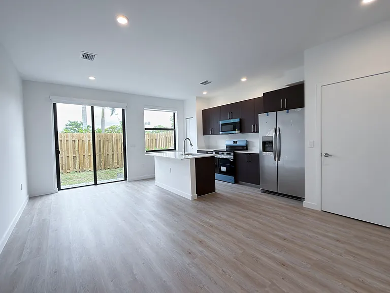 142 NW 10th Pl — Photo 5