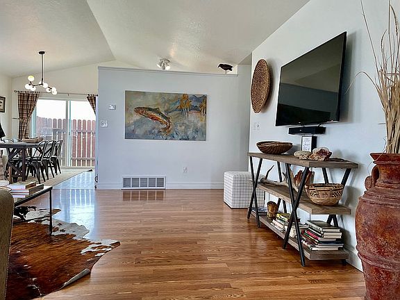 4th image of 105 Rosewood Ct