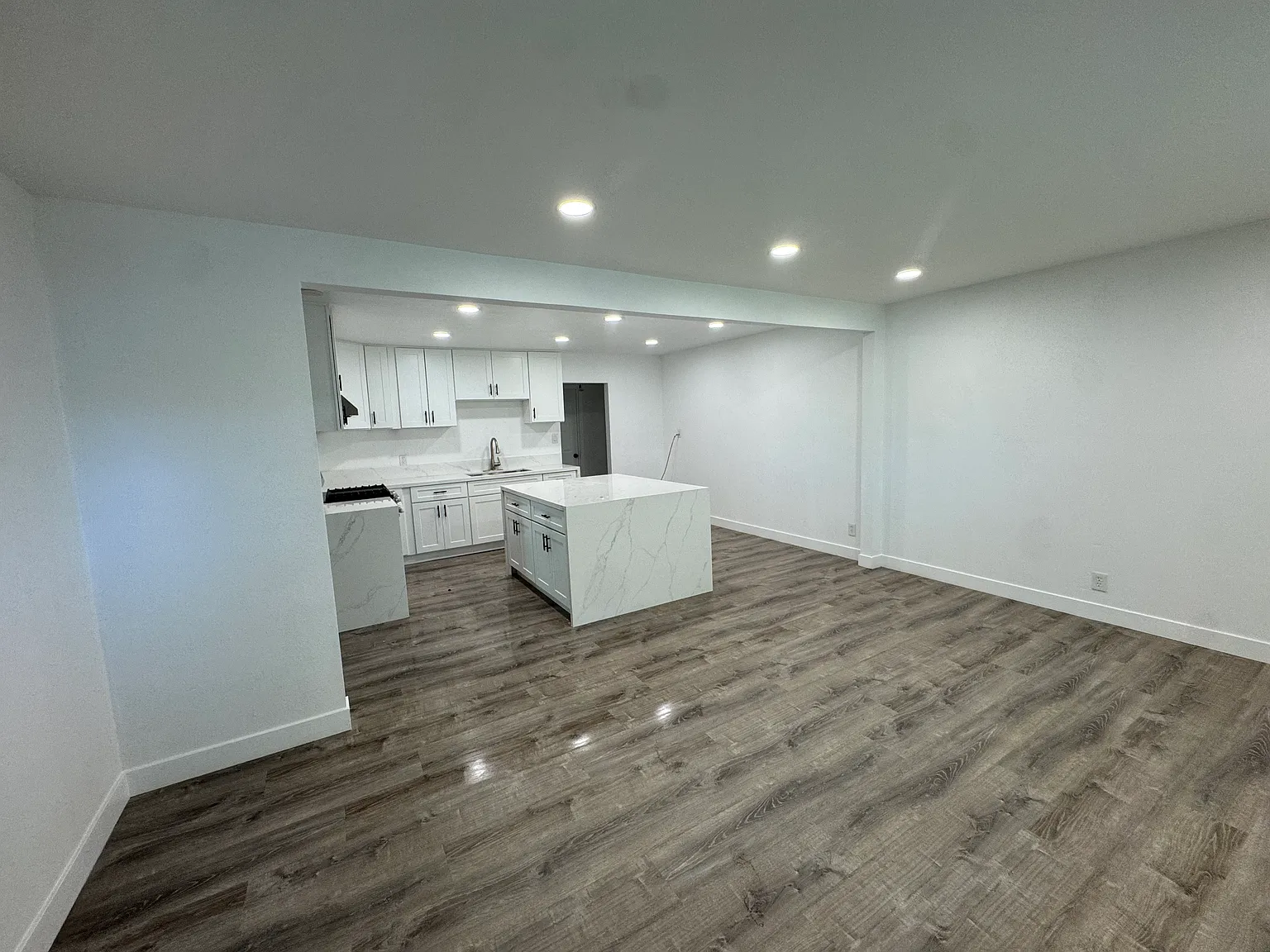 2 bed, 900 sqft, $3,200 — Photo 3