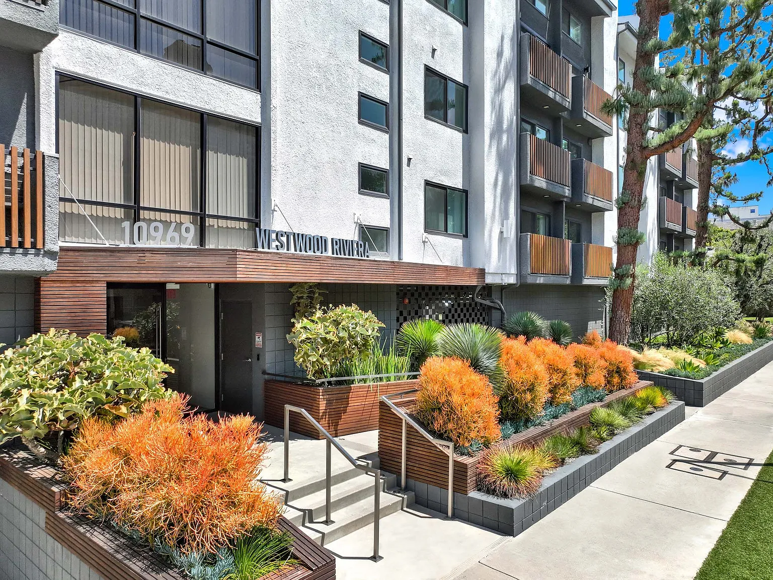Westwood Riviera Apartments — Photo 1