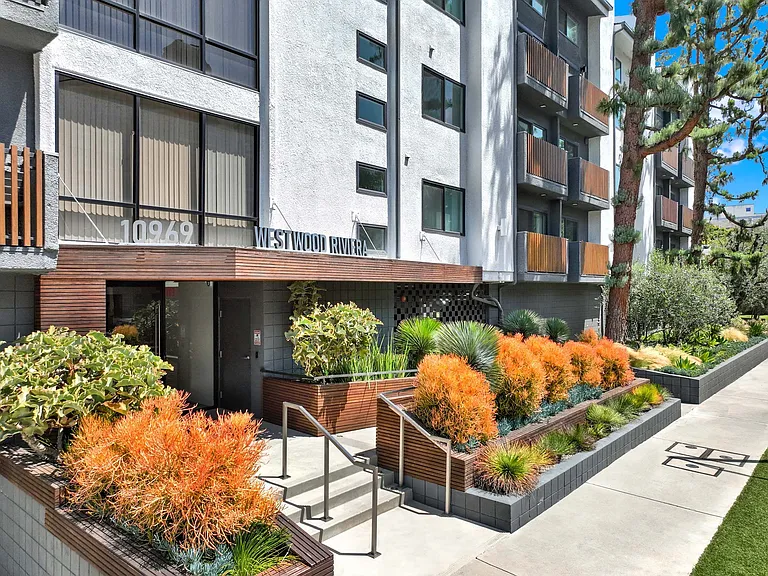 Westwood Riviera Apartments — Photo 1