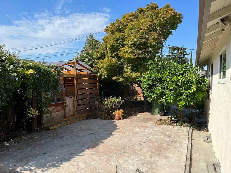 2000 Santa Cruz Ave — Photo 23