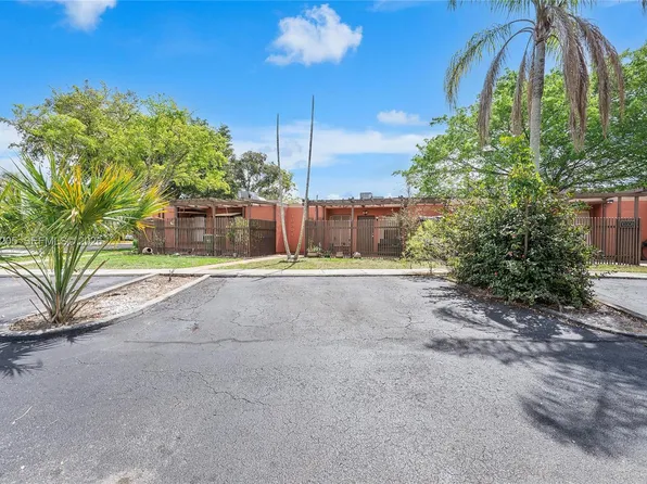 10304 Fairway Rd, Pembroke Pines, FL 33026