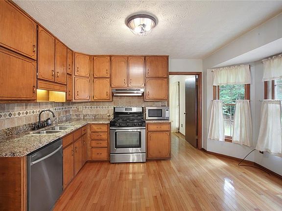 5th image of 200 Glenloch Ct