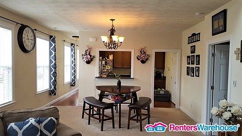 5th image of 1050 Christiana Cir