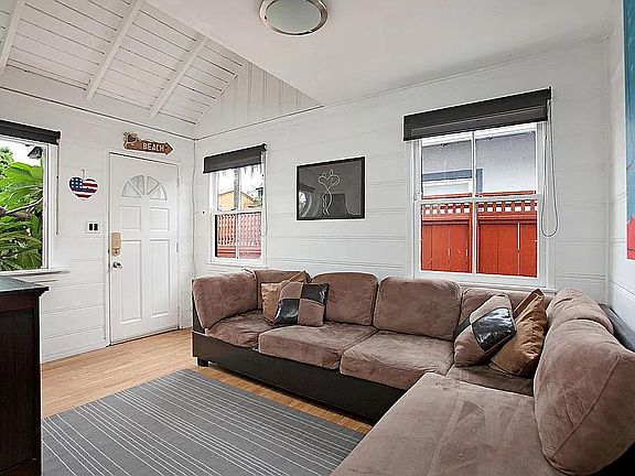 Living room - will not come furnished