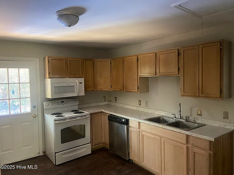 106 Hawthorne Dr — Photo 5