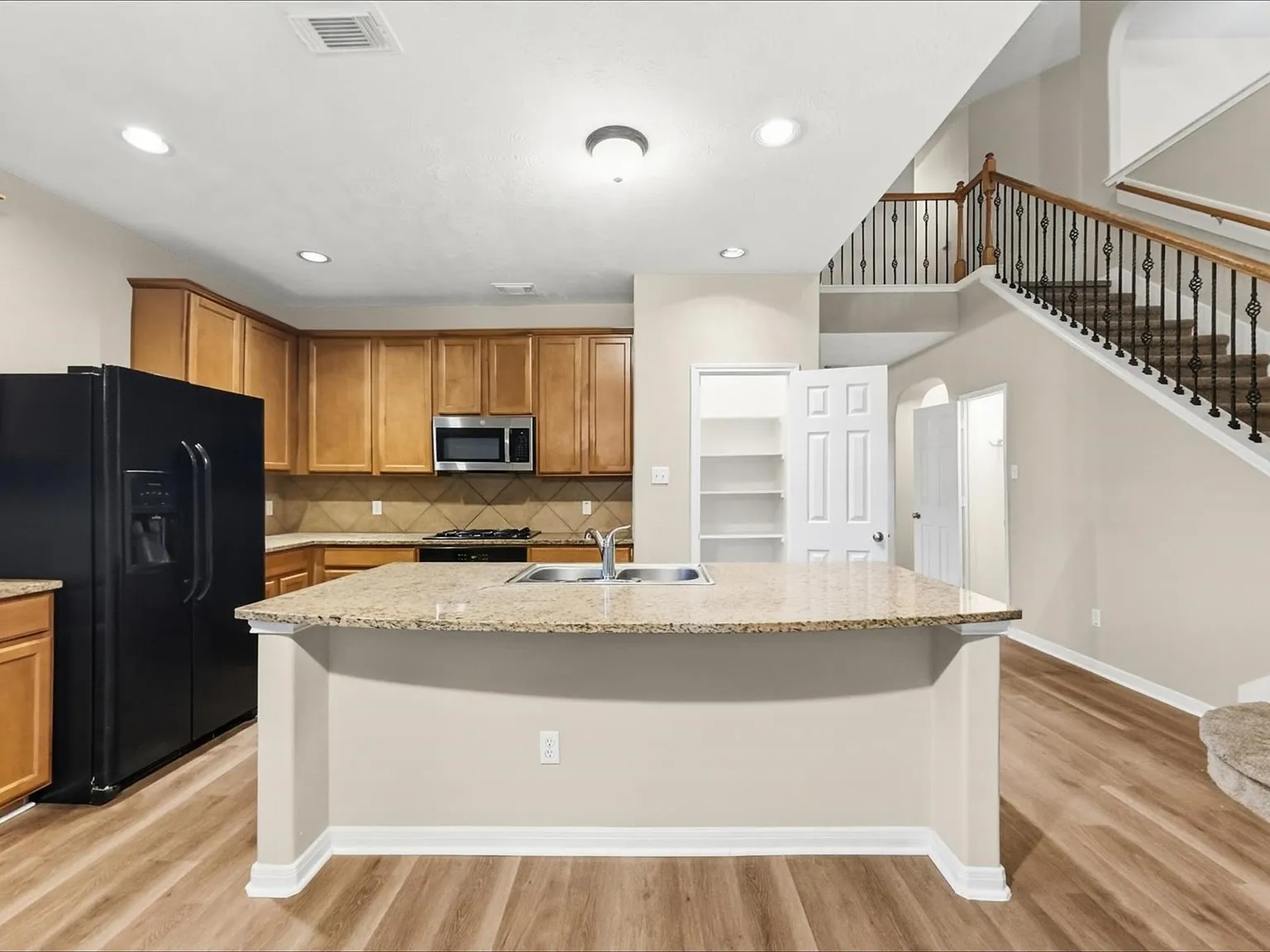 5 bed, 2.5 bath, 3693 sqft, $2,885 — Photo 2