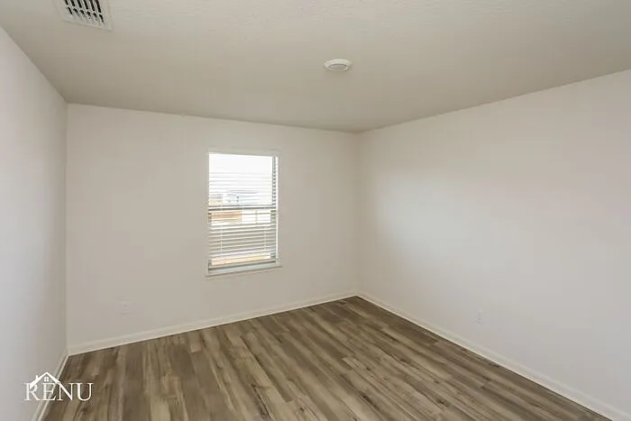 2033 Hialeah Dr — Photo 13