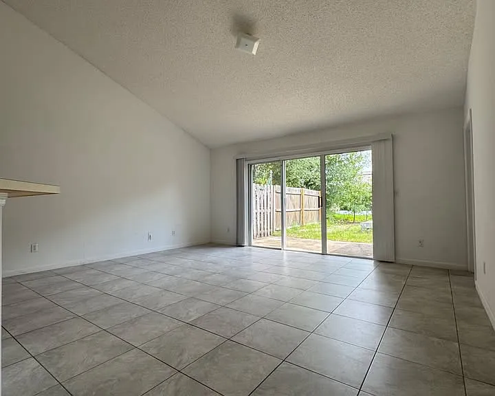 30 Rosecroft Ln #B — Photo 10