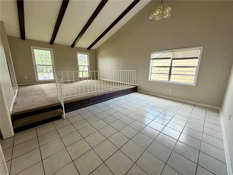 532 Oakwood Dr — Photo 2