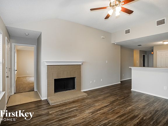 3rd image of 813 Live Oak Dr