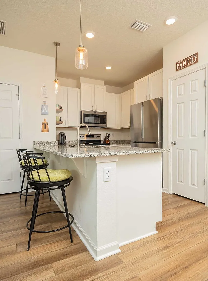3 bed, 1354 sqft, $2,500 — Photo 2
