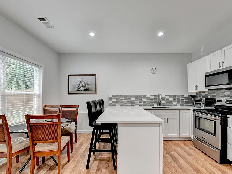 1014 Reap Ln — Photo 2
