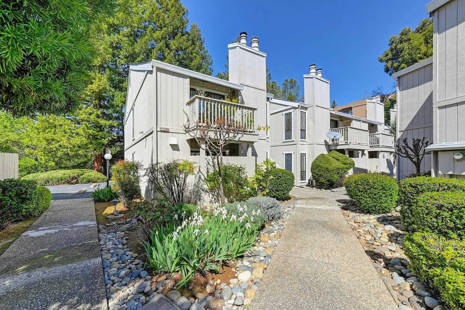 725 Mikkelsen Dr photo 1