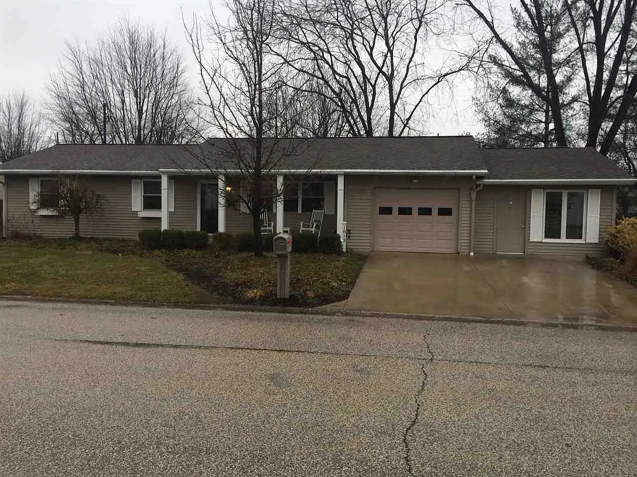 1813 Linwood Dr photo 1