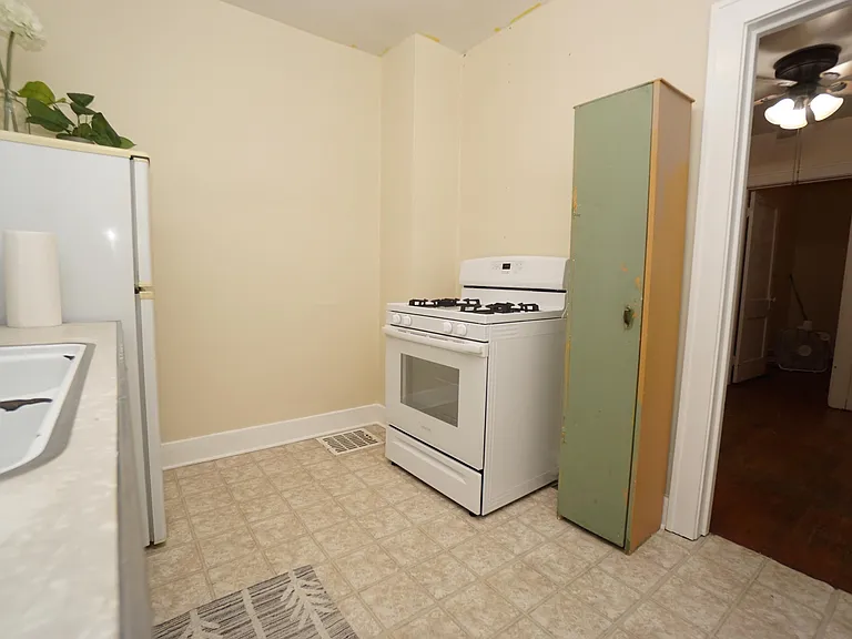 111 Sherman St — Photo 13