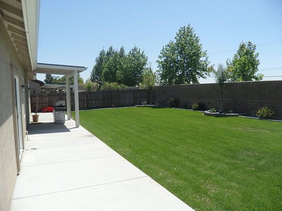 Professionally maintained yard.