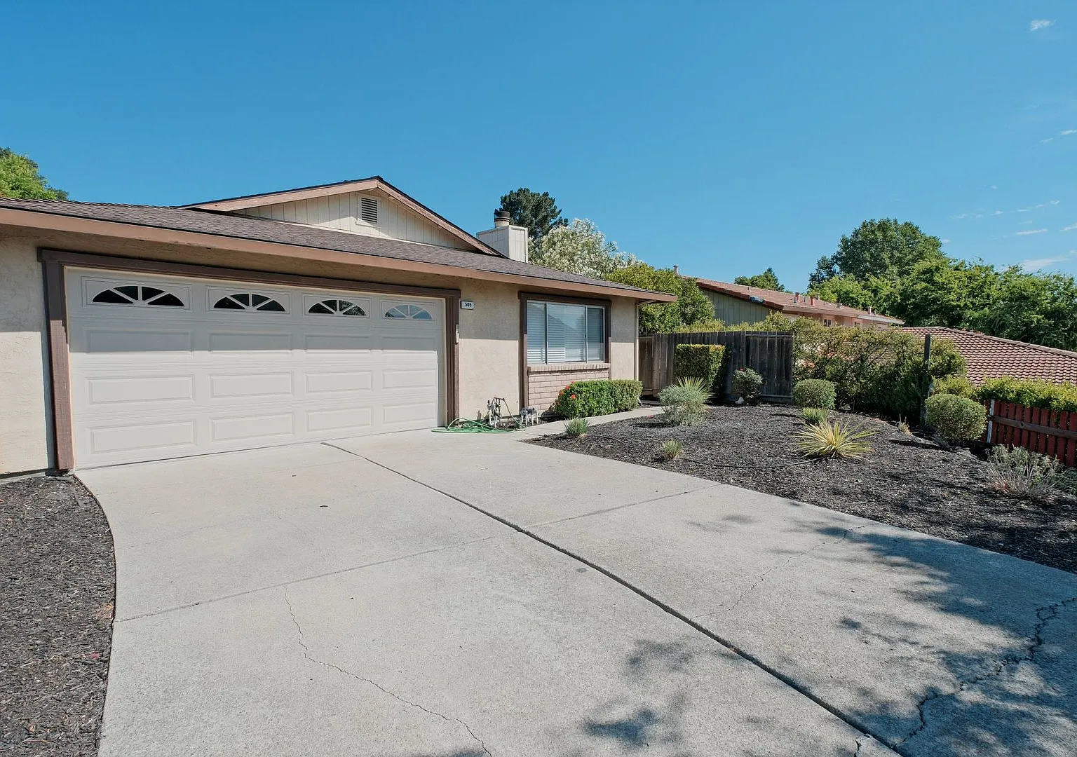 Gorgeous 3 Bedroom, 2 Bath home in great location — Photo 1