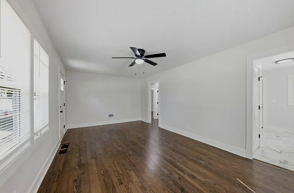3 bed, $1,559 — Photo 2