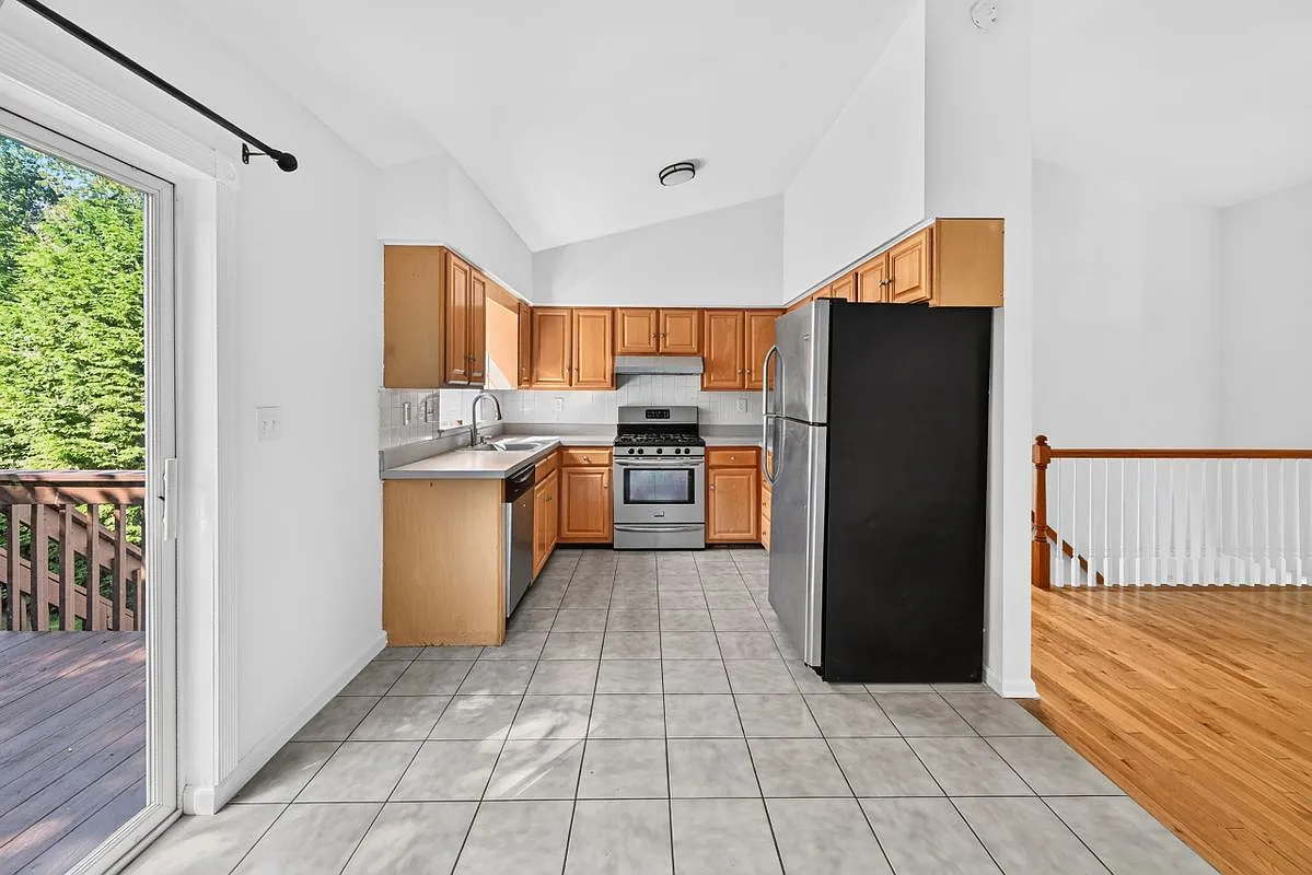 3 bed, 2.0 bath, 1522 sqft, $3,500 — Photo 2