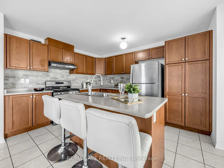 35 Turnerbury Ave — Photo 6