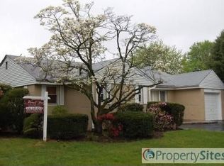 192 Tottenham Rd, Lynbrook, NY 11563