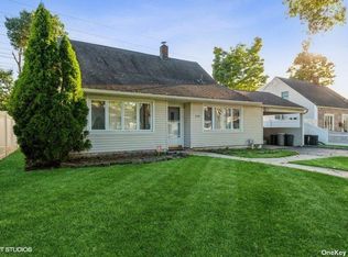 114 Cornflower Rd, Levittown, NY 11756