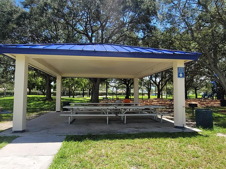 1617 Meadows Cir W — Photo 26