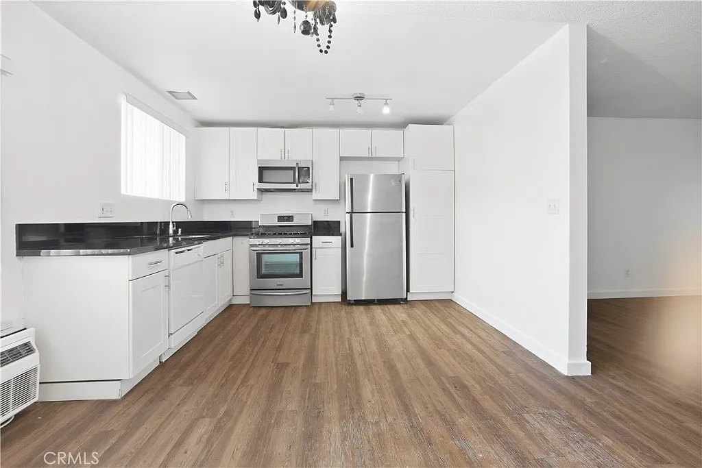 3 bed, 1300 sqft, $2,895 — Photo 4