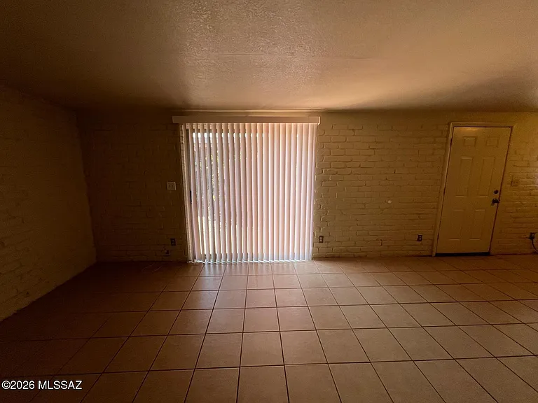 425 E Delano St — Photo 6
