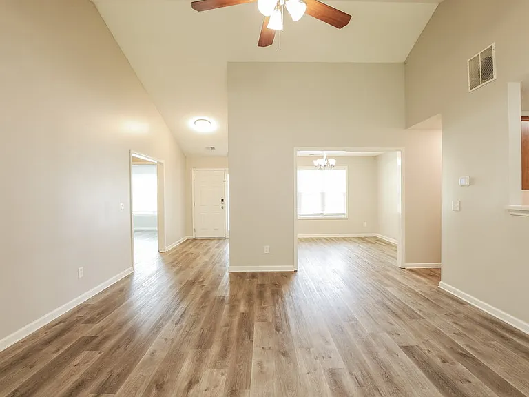 225 Comet Ct — Photo 4