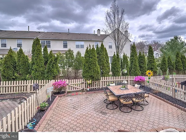 216 Waverly Ct — Photo 29