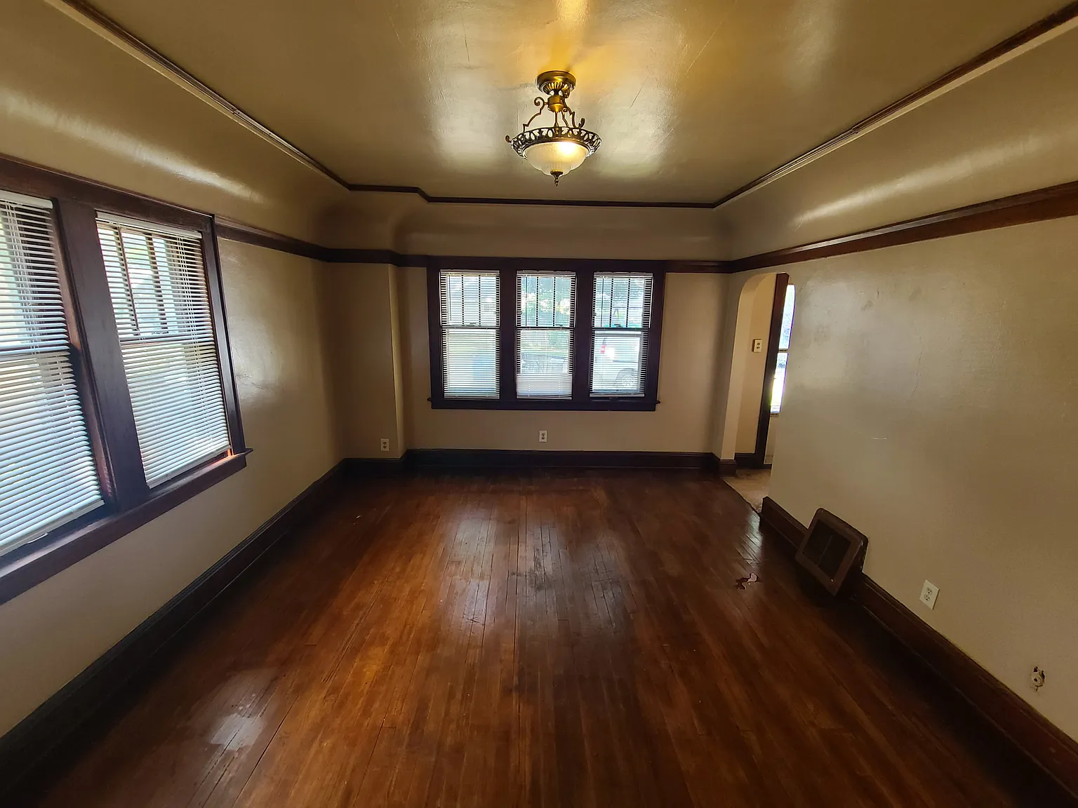 3 bed, $1,600 — Photo 2
