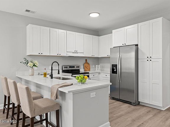 4th image of 1005 Queen Street